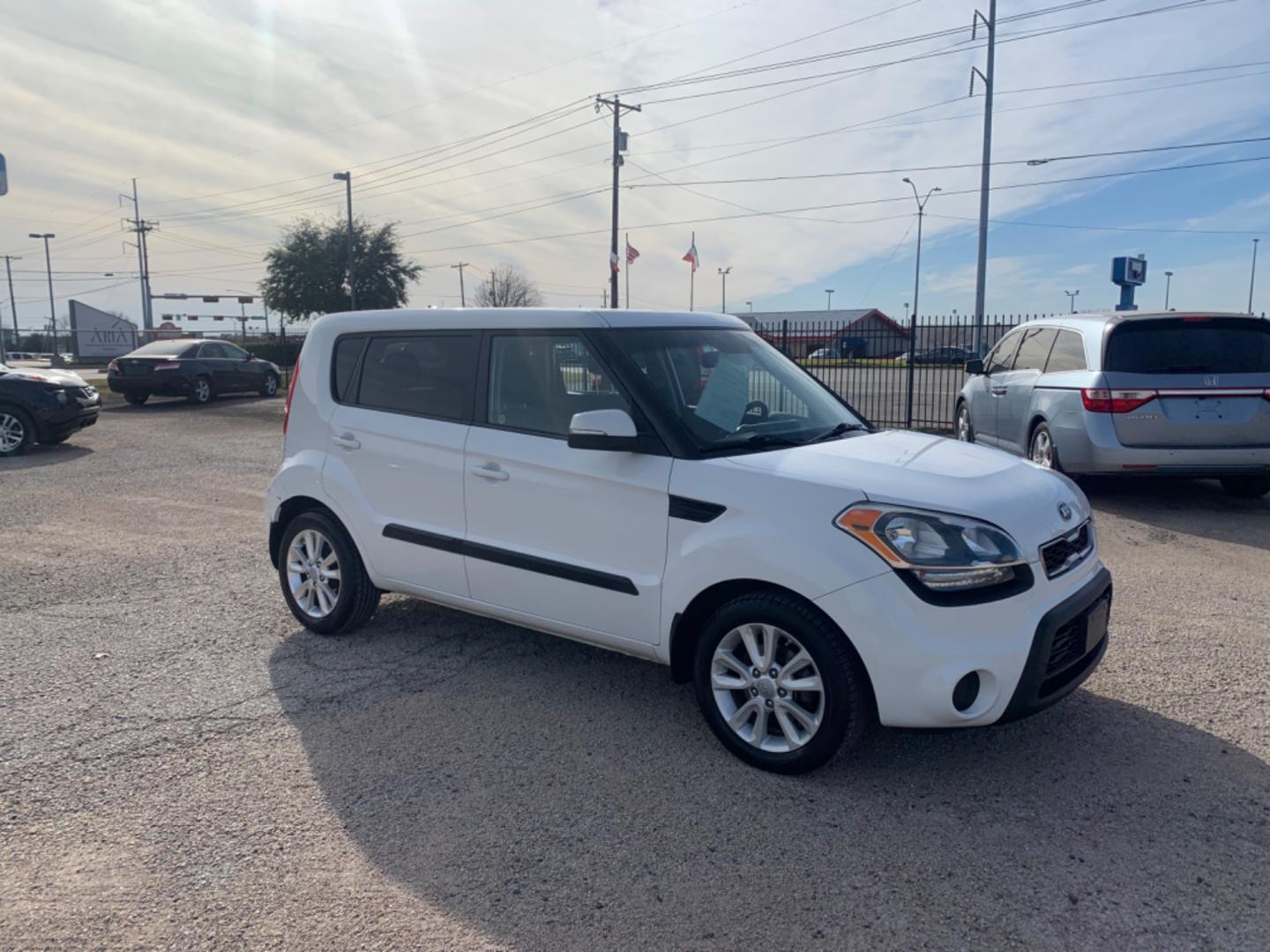 2013 White /Black Kia Soul ! (KNDJT2A62D7) with an 2.0L L4 DOHC 16V engine, AUTOMATIC transmission, located at 1830 North Belt Line Road, Irving, TX, 75061, (469) 524-0199, 32.834373, -96.993584 - Photo#6